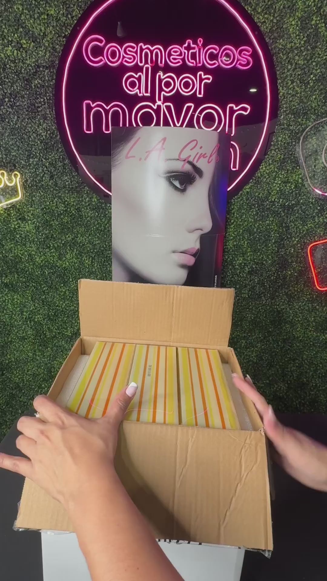 Tasty Hamburguer Eyeshadow Face Palette Kevin & Coco | Wholesale Makeup